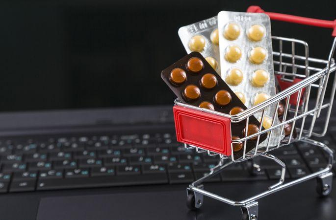 Fifty-two lakh lost when they went to take medicine online | ऑनलाईन औषध घ्यायला गेले अन् पावणेदोन लाख गमावले Fifty-two lakh lost when they went to take medicine online | ऑनलाईन औषध घ्यायला गेले अन् पावणेदोन लाख गमावले