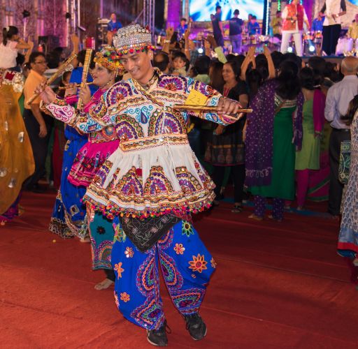 Sales of traditional dresses for Garba increased; A turnover of two crores in the sub-capital | गरबासाठी पारंपरिक ड्रेसेसची विक्री वाढली; उपराजधानीत दोन कोटींची उलाढाल Sales of traditional dresses for Garba increased; A turnover of two crores in the sub-capital | गरबासाठी पारंपरिक ड्रेसेसची विक्री वाढली; उपराजधानीत दोन कोटींची उलाढाल
