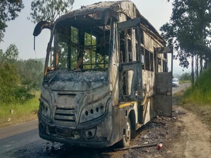 Bus caught fire due to short circuit on Kolhapur-Ratnagiri highway | Kolhapur: शॉर्ट सर्किटमुळे जुळेवाडी खिंडीत बस जळून खाक Bus caught fire due to short circuit on Kolhapur-Ratnagiri highway | Kolhapur: शॉर्ट सर्किटमुळे जुळेवाडी खिंडीत बस जळून खाक