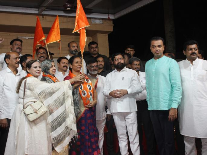 Another blow from Shiv Sena to Mumbai Congress; Three former corporators in Shiv Sena | मुंबईत काँग्रेसला आणखी एक धक्का; तीन माजी नगरसेविकांचा शिवसेनेत प्रवेश Another blow from Shiv Sena to Mumbai Congress; Three former corporators in Shiv Sena | मुंबईत काँग्रेसला आणखी एक धक्का; तीन माजी नगरसेविकांचा शिवसेनेत प्रवेश