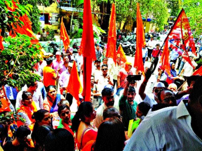 Mud movement outside the army's municipal corporation | सेनेचे महापालिकेबाहेर चिखल आंदोलन Mud movement outside the army's municipal corporation | सेनेचे महापालिकेबाहेर चिखल आंदोलन