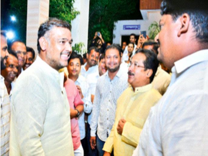 Vishal Patil on Congress dinner, caught in controversy; Uddhav Sena accuses Congress of betrayal; | काँग्रेसच्या डीनरला विशाल पाटील, मविआत वादाचा ठसका; काँग्रेसने गद्दारी केल्याचा उद्धवसेनेचा आरोप; Vishal Patil on Congress dinner, caught in controversy; Uddhav Sena accuses Congress of betrayal; | काँग्रेसच्या डीनरला विशाल पाटील, मविआत वादाचा ठसका; काँग्रेसने गद्दारी केल्याचा उद्धवसेनेचा आरोप;