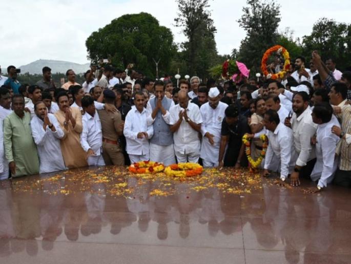 Sharad Pawar is considered Gurusthani and entire Maharashtra recognizes Pawar as the son of Yashwantrao. | नव्या लढाईसाठी ‘प्रीतीसंगम’च का?; अजित पवारांनीही केला होता आत्मक्लेश Sharad Pawar is considered Gurusthani and entire Maharashtra recognizes Pawar as the son of Yashwantrao. | नव्या लढाईसाठी ‘प्रीतीसंगम’च का?; अजित पवारांनीही केला होता आत्मक्लेश