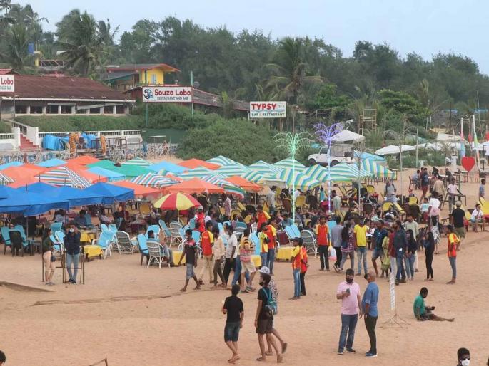 The process of locking up the shacks in Calangute-Kandoli is underway | कळंगुट-कांदोळीत शॅकना टाळे ठोकण्याची प्रक्रिया सुरू The process of locking up the shacks in Calangute-Kandoli is underway | कळंगुट-कांदोळीत शॅकना टाळे ठोकण्याची प्रक्रिया सुरू