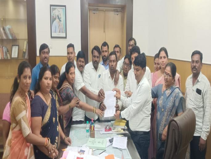 Why do you discriminate? Fund us too for development; 17 Sarpanches demand funds from District Collectors | भेदभाव का करता? आम्हालाही  विकासासाठी निधी द्या; १७ सरपंचांची जिल्हाधिकाऱ्यांकडे निधीची मागणी  Why do you discriminate? Fund us too for development; 17 Sarpanches demand funds from District Collectors | भेदभाव का करता? आम्हालाही  विकासासाठी निधी द्या; १७ सरपंचांची जिल्हाधिकाऱ्यांकडे निधीची मागणी