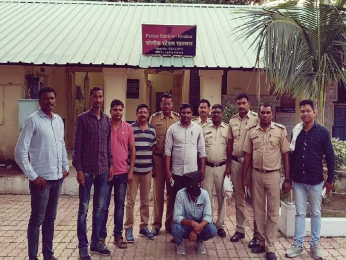 Father suspected of witchcraft; Nephew burned uncle's house! | वडिलांवर जादुटोणा केल्याचा संशय; पुतण्याने जाळले काकाचे घर! Father suspected of witchcraft; Nephew burned uncle's house! | वडिलांवर जादुटोणा केल्याचा संशय; पुतण्याने जाळले काकाचे घर!