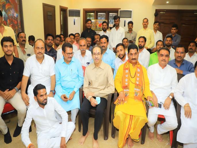 Shiv Sena gets a leader to challenge Sanjay Rathore in Yavatmal; Sunil Maharaj joined Shivsena in presence of Uddhav Thackeray | संजय राठोडांना टक्कर देण्यासाठी शिवसेनेला मिळाला मोहरा; उद्धव ठाकरेंची खेळी Shiv Sena gets a leader to challenge Sanjay Rathore in Yavatmal; Sunil Maharaj joined Shivsena in presence of Uddhav Thackeray | संजय राठोडांना टक्कर देण्यासाठी शिवसेनेला मिळाला मोहरा; उद्धव ठाकरेंची खेळी