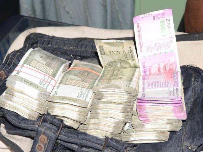 Thief Got Heart Attack After Saw Seven Lakh Rupees Bjinore Police Arrested Him | बाबो! चोरीत सापडले लाखो रुपये, एवढे पैसे पाहून चोराला आला हार्ट अटॅक; त्यानंतर जे घडलं... Thief Got Heart Attack After Saw Seven Lakh Rupees Bjinore Police Arrested Him | बाबो! चोरीत सापडले लाखो रुपये, एवढे पैसे पाहून चोराला आला हार्ट अटॅक; त्यानंतर जे घडलं...