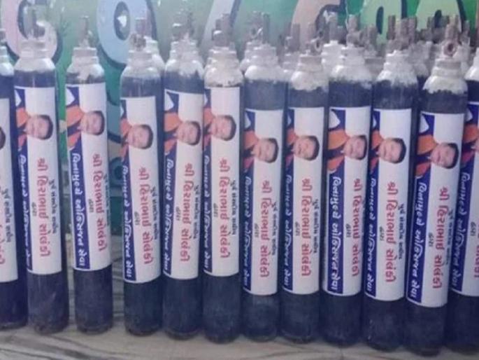Coronavirus: Bjp Leader Solanki Photos On Oxygen Cylinder In Covid19 Center In Amreli | Coronavirus: सवंग लोकप्रियतेसाठी भाजपाच्या माजी आमदारानं लावले ऑक्सिजन सिलेंडरवर स्वत:चे फोटो Coronavirus: Bjp Leader Solanki Photos On Oxygen Cylinder In Covid19 Center In Amreli | Coronavirus: सवंग लोकप्रियतेसाठी भाजपाच्या माजी आमदारानं लावले ऑक्सिजन सिलेंडरवर स्वत:चे फोटो