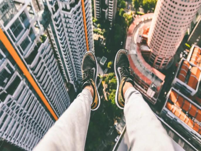 The drunken married woman tried to jump off the terrace | दारूच्या नशेत विवाहितेने केला टेरेसवरुन उडी मारण्याचा प्रयत्न The drunken married woman tried to jump off the terrace | दारूच्या नशेत विवाहितेने केला टेरेसवरुन उडी मारण्याचा प्रयत्न