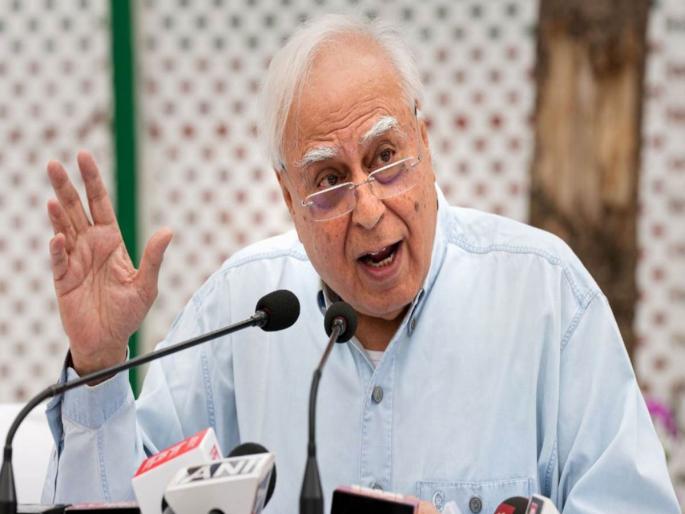 kapil sibal dig pm modi on his remark all corrupt on one plateform after amit shah 2023 | शिवसेना आधी भ्रष्टाचारी नव्हती, आता झाली का? ठाकरेंच्या बाजुने युक्तीवाद करणाऱ्या सिब्बलांचा सवाल kapil sibal dig pm modi on his remark all corrupt on one plateform after amit shah 2023 | शिवसेना आधी भ्रष्टाचारी नव्हती, आता झाली का? ठाकरेंच्या बाजुने युक्तीवाद करणाऱ्या सिब्बलांचा सवाल