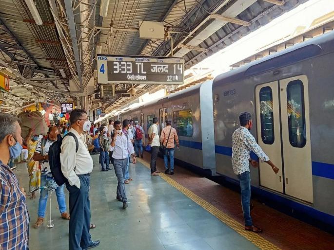 Passengers in Badlapur expressed their anger against AC local | एसी लोकलच्या विरोधात बदलापुरात प्रवाशांनी व्यक्त केला संताप Passengers in Badlapur expressed their anger against AC local | एसी लोकलच्या विरोधात बदलापुरात प्रवाशांनी व्यक्त केला संताप