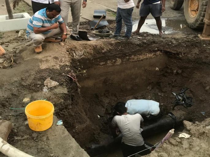 CIDCO's waterway broke while digging for the Geo Fourji line; Thousands of liters of water wasted | जिओ फोरजी लाईनच्या खोदकाम करताना सिडकोची जलवाहिनी तोडली; हजारो लिटर पाण्याची नासाडी CIDCO's waterway broke while digging for the Geo Fourji line; Thousands of liters of water wasted | जिओ फोरजी लाईनच्या खोदकाम करताना सिडकोची जलवाहिनी तोडली; हजारो लिटर पाण्याची नासाडी
