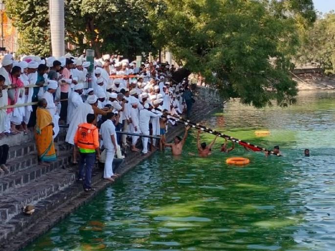 Siddharameshwar Yatra: Nandi Dhwaja bathed in the Ganges amidst chants of sambal and 'harr bola harr' | सिध्दरामेश्वर यात्रा: संबळच्या निनाद अन् 'हर्र बोला हर्र'च्या जयघोषात नंदीध्वजांना गंगास्नान Siddharameshwar Yatra: Nandi Dhwaja bathed in the Ganges amidst chants of sambal and 'harr bola harr' | सिध्दरामेश्वर यात्रा: संबळच्या निनाद अन् 'हर्र बोला हर्र'च्या जयघोषात नंदीध्वजांना गंगास्नान