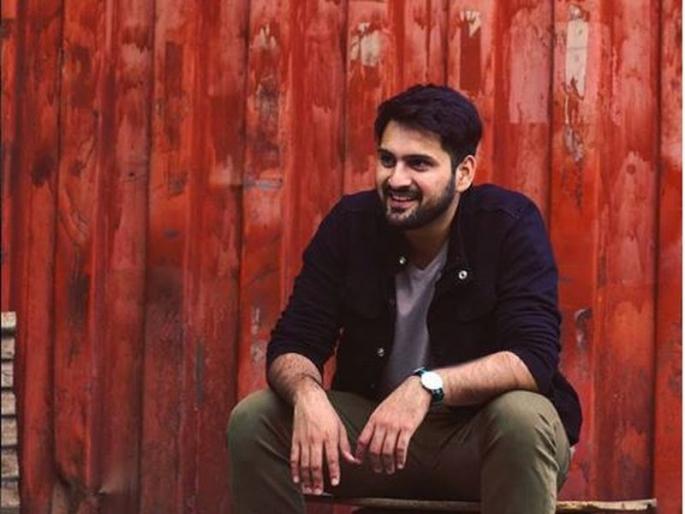 One friend coming to meet Siddharth Chandekar on the set | सिद्धार्थ चांदेकरला सेटवर भेटायला आला हा मित्र One friend coming to meet Siddharth Chandekar on the set | सिद्धार्थ चांदेकरला सेटवर भेटायला आला हा मित्र