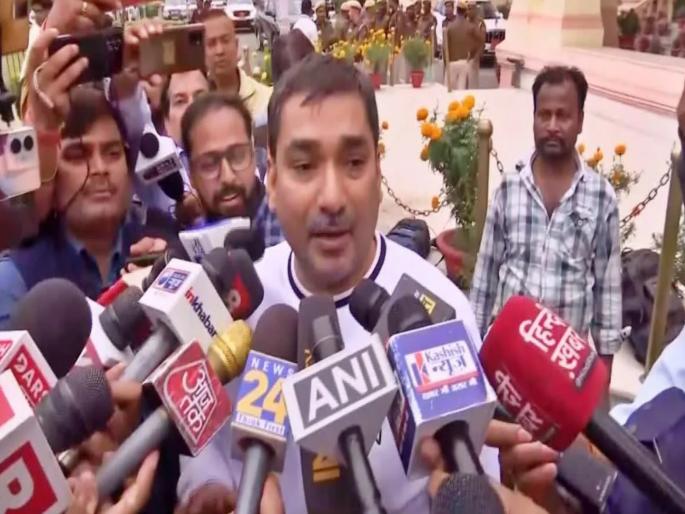 Bihar elections crorepati candidates compete to represent the poor | कोट्यधीश उमेदवारांमध्ये गरीब जनतेचे प्रतिनिधित्व करण्यासाठी चढाओढ Bihar elections crorepati candidates compete to represent the poor | कोट्यधीश उमेदवारांमध्ये गरीब जनतेचे प्रतिनिधित्व करण्यासाठी चढाओढ