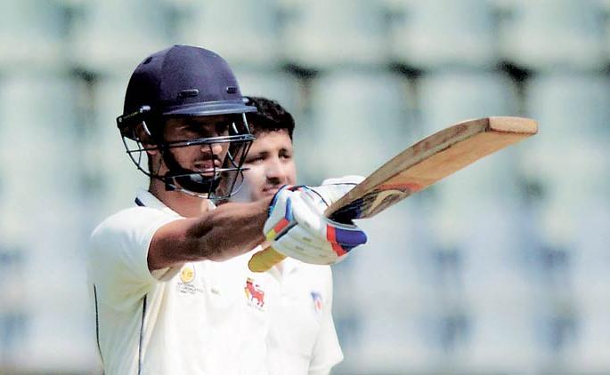 Mumbai retains the historic match; | मुंबईने वाचवला ऐतिहासिक सामना, लाडच्या चिवट खेळीने टळला पराभव