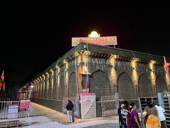 newborn girl in a black cloth and kept it in the tree at siddheshwar solapur | काळ्या कापडात गोर्यापान नवजात मुलीला गुंडाळून ठेवलं झाडात newborn girl in a black cloth and kept it in the tree at siddheshwar solapur | काळ्या कापडात गोर्यापान नवजात मुलीला गुंडाळून ठेवलं झाडात