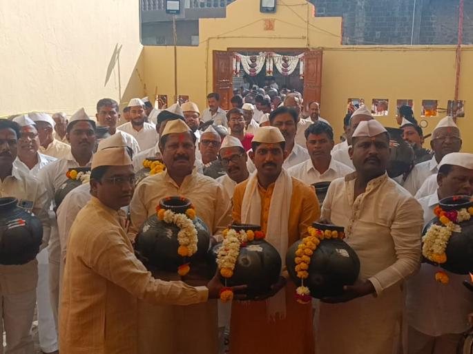 solapur siddheshwar yatra procession of ritual clay pots | सोलापूर सिध्देश्वर यात्रा; धार्मिक विधीसाठी लागणाऱ्या मातीच्या घागरीची मिरवणूक solapur siddheshwar yatra procession of ritual clay pots | सोलापूर सिध्देश्वर यात्रा; धार्मिक विधीसाठी लागणाऱ्या मातीच्या घागरीची मिरवणूक
