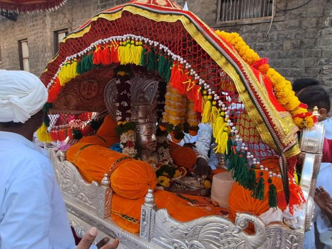 hailing siddheshwar maharaj in solapur | सोलापुरात सिद्धेश्वर महाराजांचा जयघोष; नंदीध्वज मिरवणुकीसह ६८ लिंगांना तैलाभिषेकास प्रारंभ hailing siddheshwar maharaj in solapur | सोलापुरात सिद्धेश्वर महाराजांचा जयघोष; नंदीध्वज मिरवणुकीसह ६८ लिंगांना तैलाभिषेकास प्रारंभ