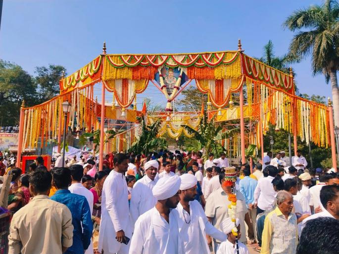 lakhs of siddheshwar devotees experience akshata ceremony of siddharameshwar in solapur | लाखो सिद्धेश्वर भक्तांनी अनुभवला याची देही याची डोळा सोलापुरातील सिद्धरामेश्वरांचा अक्षता सोहळा lakhs of siddheshwar devotees experience akshata ceremony of siddharameshwar in solapur | लाखो सिद्धेश्वर भक्तांनी अनुभवला याची देही याची डोळा सोलापुरातील सिद्धरामेश्वरांचा अक्षता सोहळा