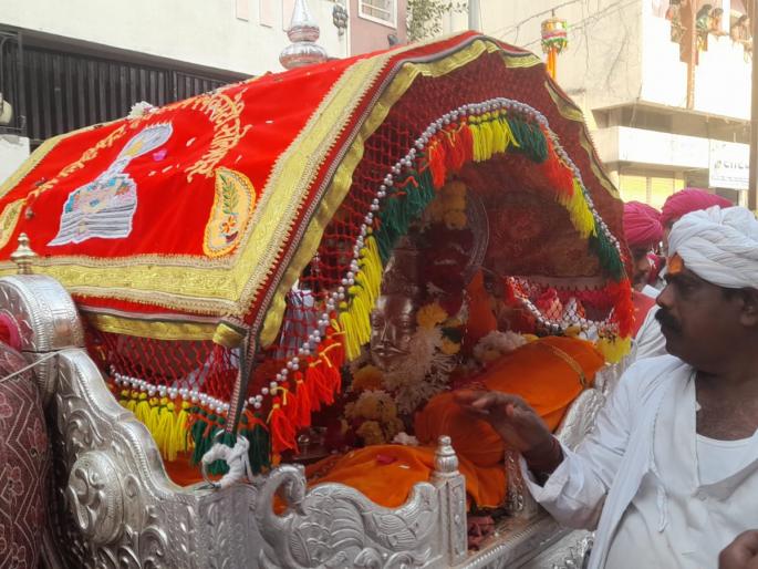 today is an important day in siddheshwar yatra of solapur | सोलापूरच्या सिद्धेश्वर यात्रेतील आज महत्त्वाचा दिवस; ढोल, ताशाच्या गजरात निघाल्या नंदीध्वजाच्या मिरवणुका today is an important day in siddheshwar yatra of solapur | सोलापूरच्या सिद्धेश्वर यात्रेतील आज महत्त्वाचा दिवस; ढोल, ताशाच्या गजरात निघाल्या नंदीध्वजाच्या मिरवणुका