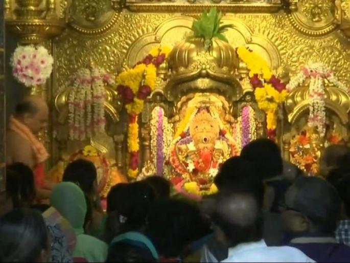 Happy New Year 2019: Welcome to the success of the New Year with aarati of sidhhivinayaka | Happy New Year 2019 : नववर्षाचं स्वागत सिद्धिविनायकाच्या आरतीने! Happy New Year 2019: Welcome to the success of the New Year with aarati of sidhhivinayaka | Happy New Year 2019 : नववर्षाचं स्वागत सिद्धिविनायकाच्या आरतीने!