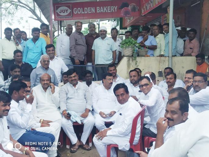Siddaram Mhatre discusses tea with BJP leaders | सिद्धाराम म्हेत्रे यांची भाजप नेत्यांसमवेत चाय पे चर्चा Siddaram Mhatre discusses tea with BJP leaders | सिद्धाराम म्हेत्रे यांची भाजप नेत्यांसमवेत चाय पे चर्चा