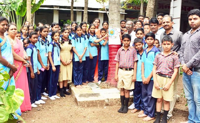 The tree itself is protected by environmental protection lessons! | झाडालाच राखी बांधून दिले जाते पर्यावरण रक्षणाचे धडे !