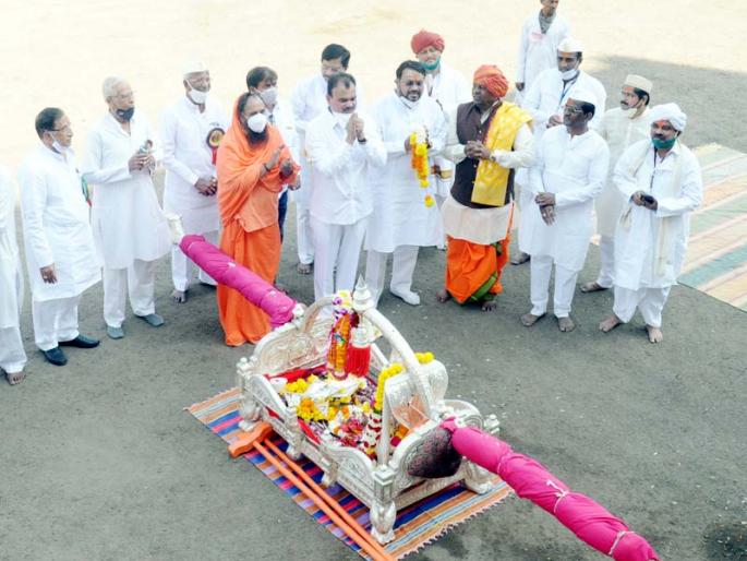 Sakade to the Guardian Minister; Let the crisis of Corona go away Let the glory of Solapur come again | पालकमंत्र्यांचे सिध्देश्वरांकडे साकडे; कोरोनाचे संकट दूर होऊ दे सोलापूरचे वैभव पुन्हा येऊ दे Sakade to the Guardian Minister; Let the crisis of Corona go away Let the glory of Solapur come again | पालकमंत्र्यांचे सिध्देश्वरांकडे साकडे; कोरोनाचे संकट दूर होऊ दे सोलापूरचे वैभव पुन्हा येऊ दे
