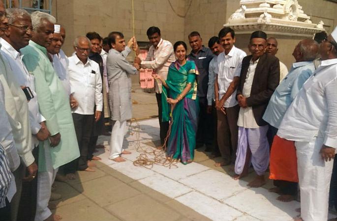 Launch of gold summit work at Siddharmeshwar temple in Solapur | सोलापूरातील सिध्दरामेश्वर मंदीरात सुवर्ण शिखर कामाचा शुभारंभ Launch of gold summit work at Siddharmeshwar temple in Solapur | सोलापूरातील सिध्दरामेश्वर मंदीरात सुवर्ण शिखर कामाचा शुभारंभ