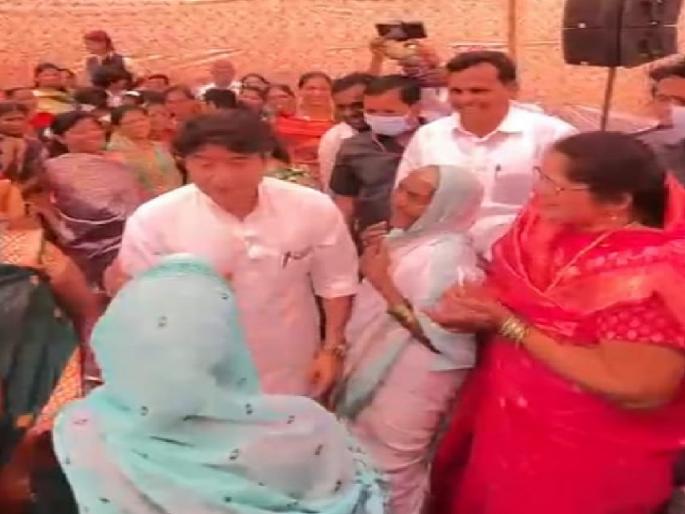 A woman from Kandgaon in Kolhapur district demanded Union Civil Aviation Minister Jyotiraditya Scindia to start a flight to our village | Kolhapur News: ज्योतिरादित्य सिंधियांकडे 'त्या' महिलेने केली 'अशी' मागणी की...,उपस्थितांना आवरले नाही हसू A woman from Kandgaon in Kolhapur district demanded Union Civil Aviation Minister Jyotiraditya Scindia to start a flight to our village | Kolhapur News: ज्योतिरादित्य सिंधियांकडे 'त्या' महिलेने केली 'अशी' मागणी की...,उपस्थितांना आवरले नाही हसू