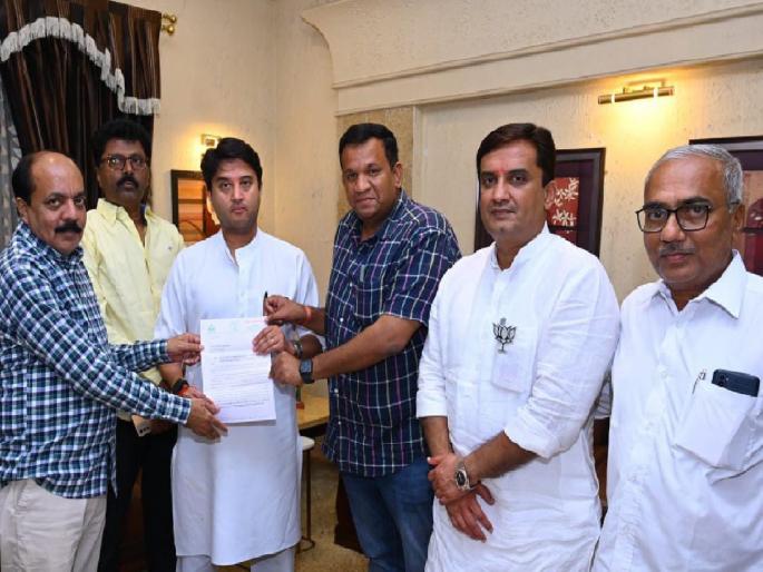 We will take a decision on Kavalapur airport soon, Jyotiraditya Scindia assures; Discussion with BJP leaders in Sangli | कवलापूर विमानतळाविषयी लवकरच निर्णय घेऊ - ज्योतिरादित्य सिंधियांचे आश्वासन; सांगलीतील भाजप नेत्यांशी चर्चा We will take a decision on Kavalapur airport soon, Jyotiraditya Scindia assures; Discussion with BJP leaders in Sangli | कवलापूर विमानतळाविषयी लवकरच निर्णय घेऊ - ज्योतिरादित्य सिंधियांचे आश्वासन; सांगलीतील भाजप नेत्यांशी चर्चा