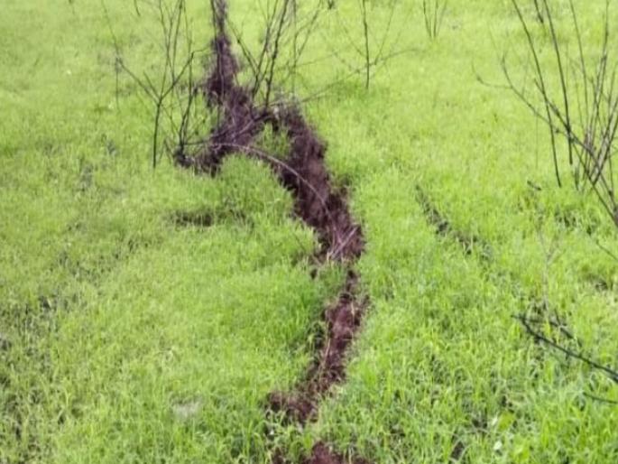 Geologists survey the cracks in Bavale; People should not be afraid, appeals the administration | ‘बावळे’तील भेगांची भूवैज्ञानिकांकडून पाहणी; लोकांनी घाबरू नये, प्रशासनाचं आवाहन Geologists survey the cracks in Bavale; People should not be afraid, appeals the administration | ‘बावळे’तील भेगांची भूवैज्ञानिकांकडून पाहणी; लोकांनी घाबरू नये, प्रशासनाचं आवाहन
