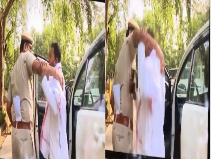 Rahul Gandhi ED Enquiry case: Congress leaders Srinivas BV runs away to avoid detention when police stop him; VIDEO viral | झुकेगा नही म्हणणारा काँग्रेस नेता पोलिसांचा हात झटकून पळाला; Video व्हायरल Rahul Gandhi ED Enquiry case: Congress leaders Srinivas BV runs away to avoid detention when police stop him; VIDEO viral | झुकेगा नही म्हणणारा काँग्रेस नेता पोलिसांचा हात झटकून पळाला; Video व्हायरल