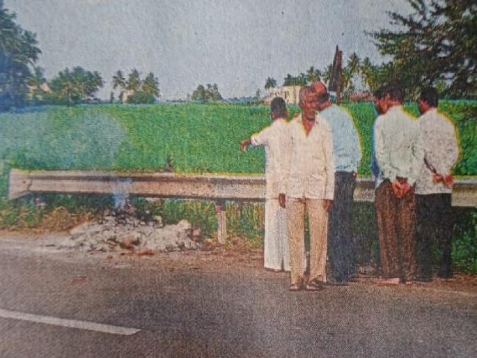 Cemetery went under water Shigaon had to perform cremation on the street | Sangli: स्मशानभूमी गेली पाण्याखाली, शिगावला रस्त्यावरच करावे लागले दहनसंस्कार Cemetery went under water Shigaon had to perform cremation on the street | Sangli: स्मशानभूमी गेली पाण्याखाली, शिगावला रस्त्यावरच करावे लागले दहनसंस्कार