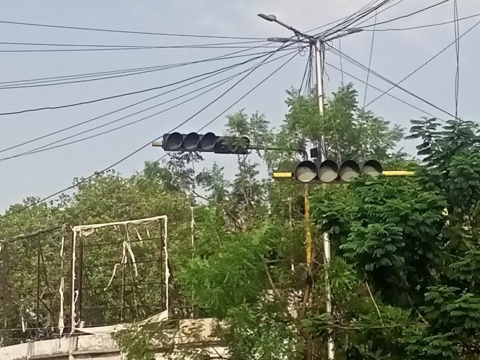 Traffic Signals in Latur became ornaments! Eight out of 18 are not used at all, the rest are closed | लातूरातील सिग्नल बनले शोभेच्या वस्तू! १८ पैकी आठचा तर वापरच नाही, उरलेले पडतात बंद Traffic Signals in Latur became ornaments! Eight out of 18 are not used at all, the rest are closed | लातूरातील सिग्नल बनले शोभेच्या वस्तू! १८ पैकी आठचा तर वापरच नाही, उरलेले पडतात बंद