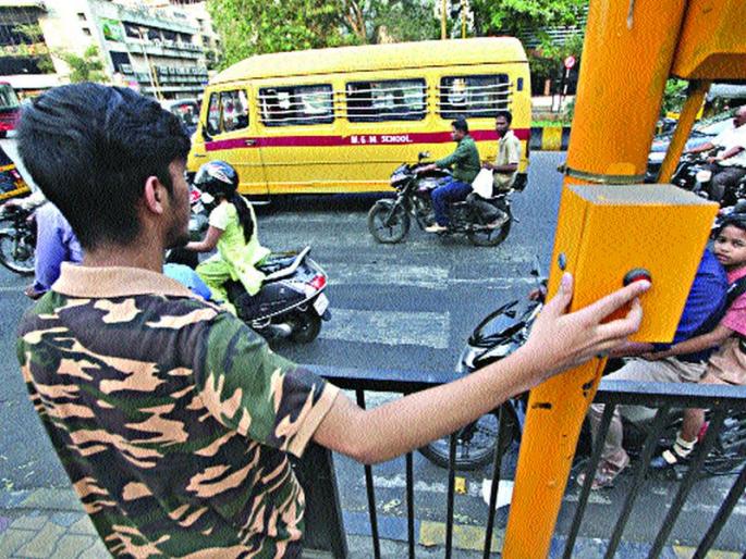 Signal's remote pedestrians, updated signaling system in seven places | सिग्नलचा रिमोट पादचाऱ्यांंच्या हाती, सात ठिकाणी अद्ययावत सिग्नल यंत्रणा Signal's remote pedestrians, updated signaling system in seven places | सिग्नलचा रिमोट पादचाऱ्यांंच्या हाती, सात ठिकाणी अद्ययावत सिग्नल यंत्रणा