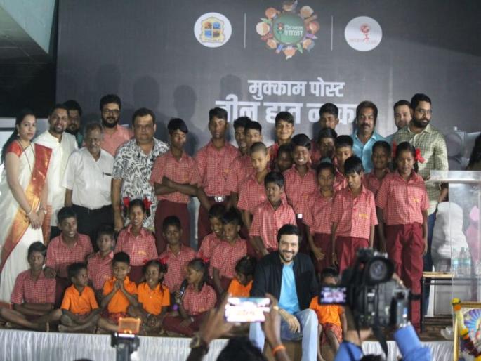 Signal school stay at the post of three hand nose, stars on the street meet stars | सिग्नल शाळेत मुक्काम पोस्ट तीन हात नाकाचे प्रकाशन, रस्त्यावरील ताऱ्यांना भेटले सिनेसृष्टीतील तारे Signal school stay at the post of three hand nose, stars on the street meet stars | सिग्नल शाळेत मुक्काम पोस्ट तीन हात नाकाचे प्रकाशन, रस्त्यावरील ताऱ्यांना भेटले सिनेसृष्टीतील तारे