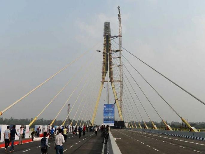 New Delhi : 2 on bike killed while taking selfie on Signature Bridge | सेल्फी जिवावर बेतला; दिल्लीतील सिग्नेचर ब्रिजवरून बाईक खाली कोसळून दोघांचा मृत्यू
