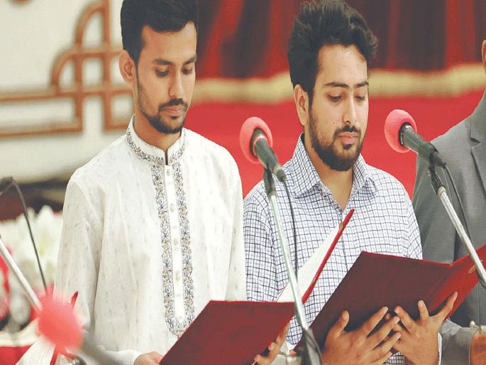 Bangladesh Violence: 2 student leaders who protested against Sheikh Hasina were made ministers | शेख हसीना यांच्याविरोधात आंदोलन करणाऱ्या 'त्या' २ विद्यार्थी नेत्यांना बनवलं मंत्री Bangladesh Violence: 2 student leaders who protested against Sheikh Hasina were made ministers | शेख हसीना यांच्याविरोधात आंदोलन करणाऱ्या 'त्या' २ विद्यार्थी नेत्यांना बनवलं मंत्री