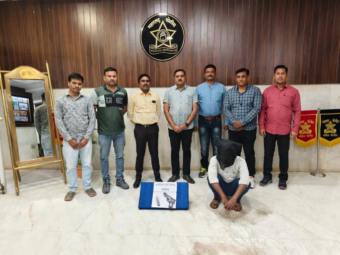 Youth carrying country pistol in police net; Action of 'LCB', crime registered | देशी पिस्टल बाळगणारा युवक पोलिसांच्या जाळ्यात; ‘एलसीबी’ची कारवाई, गुन्हा दाखल Youth carrying country pistol in police net; Action of 'LCB', crime registered | देशी पिस्टल बाळगणारा युवक पोलिसांच्या जाळ्यात; ‘एलसीबी’ची कारवाई, गुन्हा दाखल