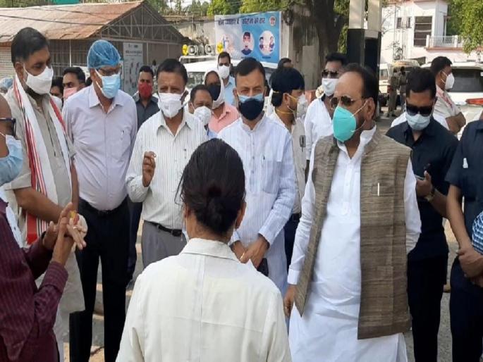 Coronavirus: "Go home otherwise, no guarantee if dead"; Minister Gopal Bhargava Video Viral | Coronavirus: “घरी जा अन्यथा, मेला तर गॅरेंटी नाही”; हॉस्पिटल न सोडणाऱ्या रुग्णांना मंत्र्यांचा धक्कादायक सल्ला Coronavirus: "Go home otherwise, no guarantee if dead"; Minister Gopal Bhargava Video Viral | Coronavirus: “घरी जा अन्यथा, मेला तर गॅरेंटी नाही”; हॉस्पिटल न सोडणाऱ्या रुग्णांना मंत्र्यांचा धक्कादायक सल्ला