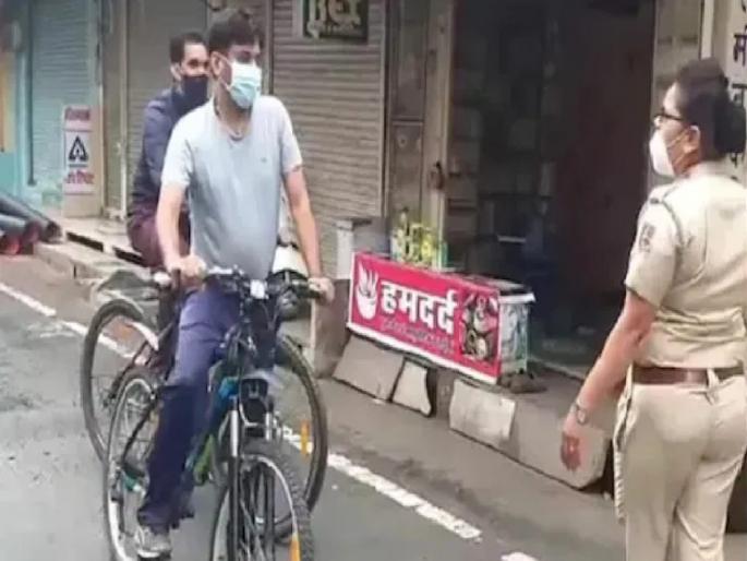 Coronavirus: In Rajasthan, a woman constable stopped a district collector on a bicycle | Coronavirus:"ओ भाऊ, कुठे जाताय"; महिला कॉन्स्टेबलने 'ज्यांना' अडवलं, ते कोण आहे समजताच भंबेरीच उडाली Coronavirus: In Rajasthan, a woman constable stopped a district collector on a bicycle | Coronavirus:"ओ भाऊ, कुठे जाताय"; महिला कॉन्स्टेबलने 'ज्यांना' अडवलं, ते कोण आहे समजताच भंबेरीच उडाली