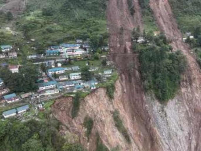 3 jawans killed, 6 missing in landslide in Sikkim; Over 100 people trapped in Lachen | सिक्कीममध्ये भूस्खलनात ३ जवानांचा मृत्यू, ६ बेपत्ता; लाचेनमध्ये १०० हून अधिक लोक अडकलेले 3 jawans killed, 6 missing in landslide in Sikkim; Over 100 people trapped in Lachen | सिक्कीममध्ये भूस्खलनात ३ जवानांचा मृत्यू, ६ बेपत्ता; लाचेनमध्ये १०० हून अधिक लोक अडकलेले