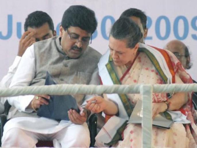 Congress has responsibility on Ashok Chavan over evaluate the result of concluded assembly elections | मंत्री अशोक चव्हाण यांच्यावर काँग्रेसची मोठी जबाबदारी; अध्यक्षा सोनिया गांधी यांचे मानले आभार Congress has responsibility on Ashok Chavan over evaluate the result of concluded assembly elections | मंत्री अशोक चव्हाण यांच्यावर काँग्रेसची मोठी जबाबदारी; अध्यक्षा सोनिया गांधी यांचे मानले आभार
