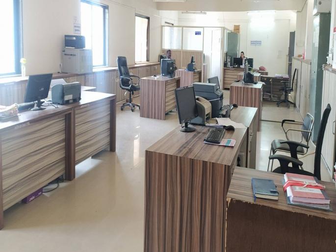 No one in Government offices due to strike | संपामुळे शासकीय कार्यालये पडले ओस; काम होत नसल्याने लोक हैराण No one in Government offices due to strike | संपामुळे शासकीय कार्यालये पडले ओस; काम होत नसल्याने लोक हैराण