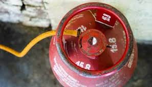 Dangerous gas theft at Wakad in Pimpri; Two arrested | पिंपरीतील वाकडमध्ये धोकादायकरित्या गॅसची चोरी; दोघ अटकेत Dangerous gas theft at Wakad in Pimpri; Two arrested | पिंपरीतील वाकडमध्ये धोकादायकरित्या गॅसची चोरी; दोघ अटकेत