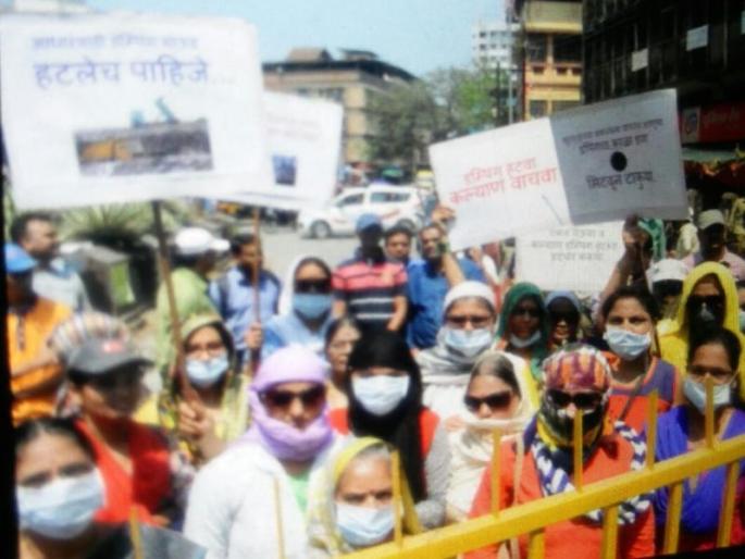 silent march by people on kalyan dombivali muncipal corporation | डम्पिंग ग्राऊंड हटविण्याच्या मागणीसाठी कल्याण-डोंबिवली महापालिकेवर मूक मोर्चा silent march by people on kalyan dombivali muncipal corporation | डम्पिंग ग्राऊंड हटविण्याच्या मागणीसाठी कल्याण-डोंबिवली महापालिकेवर मूक मोर्चा