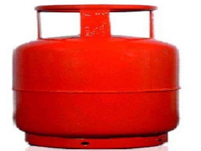 Waiting for cylinders to cook food in Pottod | तळोद्यात आहार शिजविण्यासाठी सिलिंडरची प्रतीक्षा Waiting for cylinders to cook food in Pottod | तळोद्यात आहार शिजविण्यासाठी सिलिंडरची प्रतीक्षा